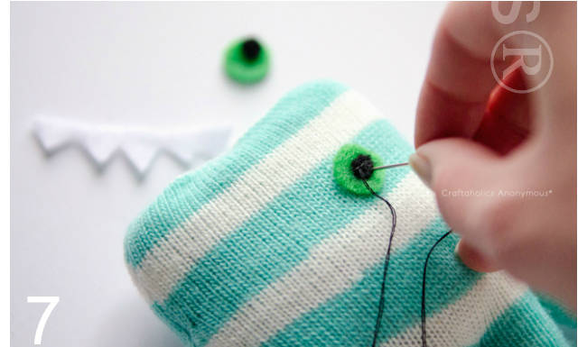 Petits monstres en peluche avec des gants
