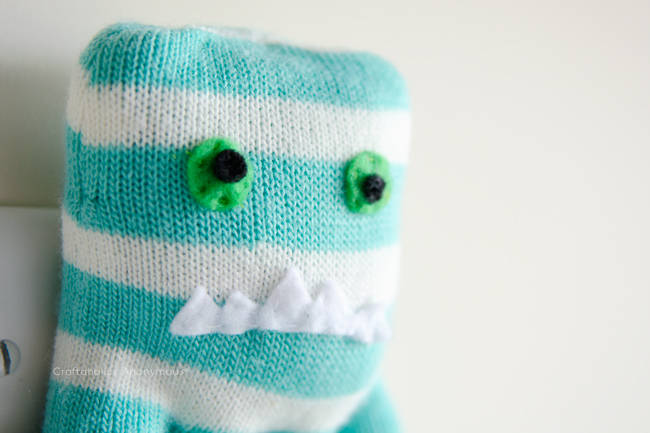 Petits monstres en peluche avec des gants
