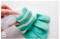 Petits monstres en peluche avec des gants