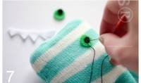 Petits monstres en peluche avec des gants