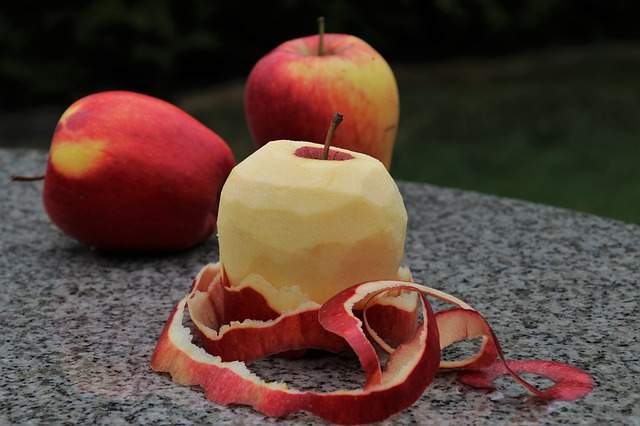 pommes et pelures de pommes
