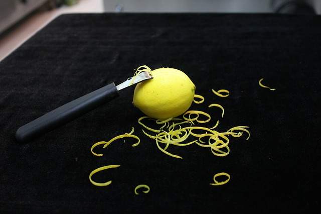Prélever le zeste d'un citron avec un zesteur