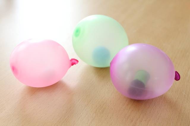 ballons gonflés avec des petits jouets à l'intérieur