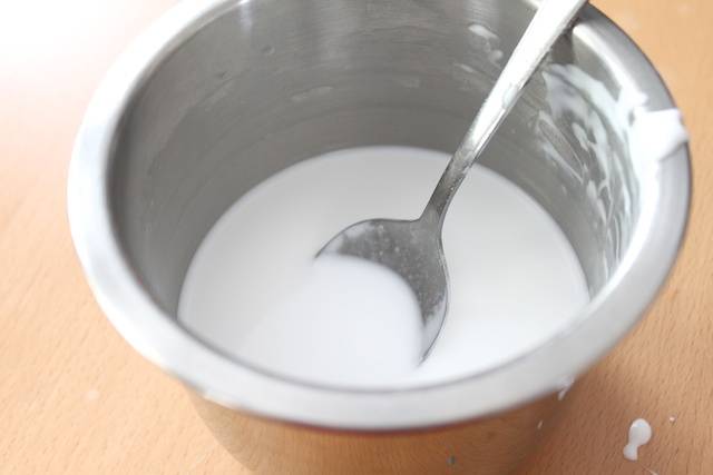 mélange de colle blanche et eau dans un bol