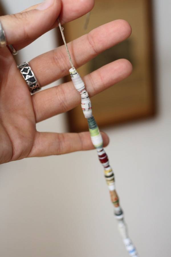 Rideau de fils avec des perles en papier