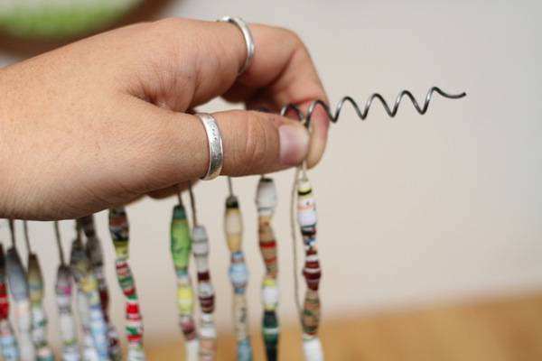 Rideau de fils avec des perles en papier