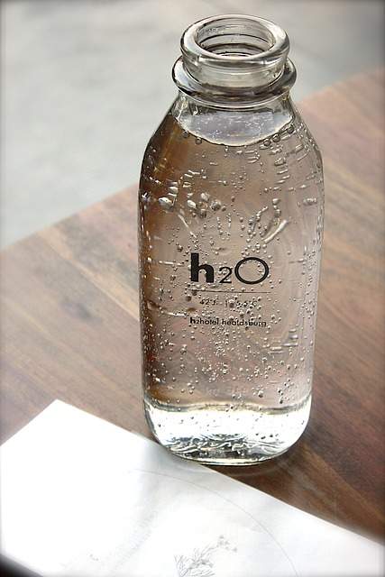 bouteille d'eau en verre avec inscription H2O