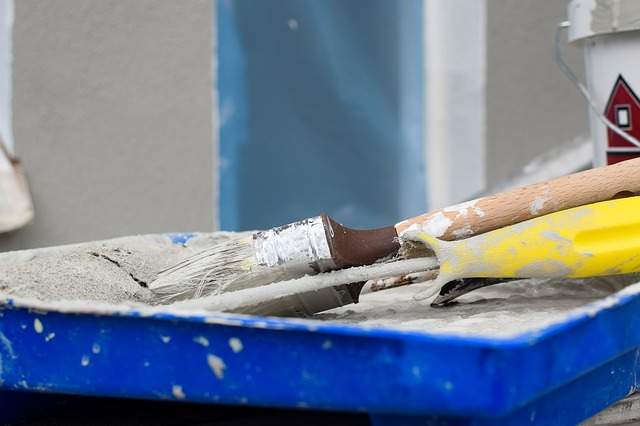 pinceaux et rouleau dans un bac à peinture