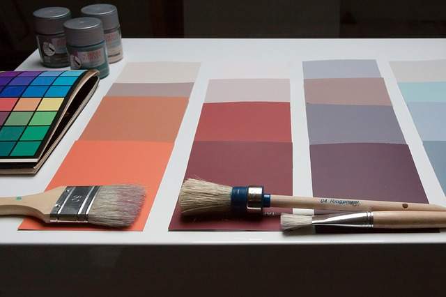 feuilles de papier peintes de différentes couleurs