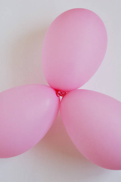 Ballons transformés en fleurs décoratives