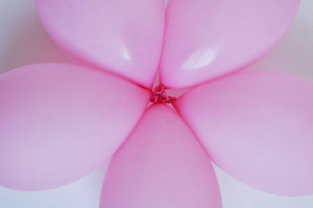 Ballons transformés en fleurs décoratives