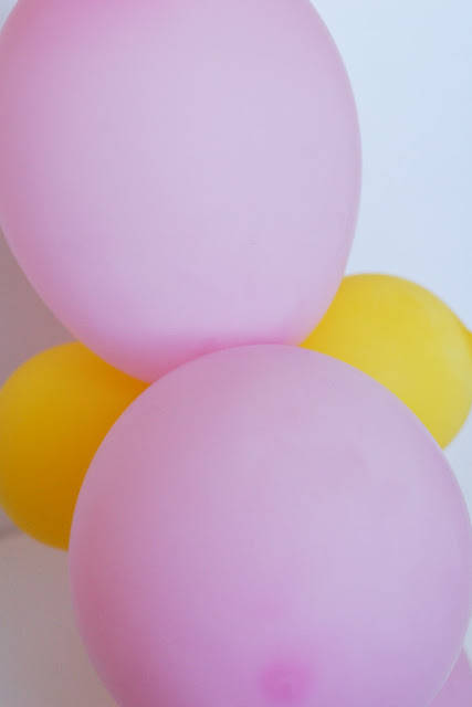 Ballons transformés en fleurs décoratives