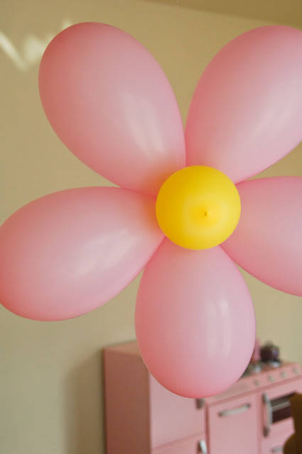 Ballons transformés en fleurs décoratives