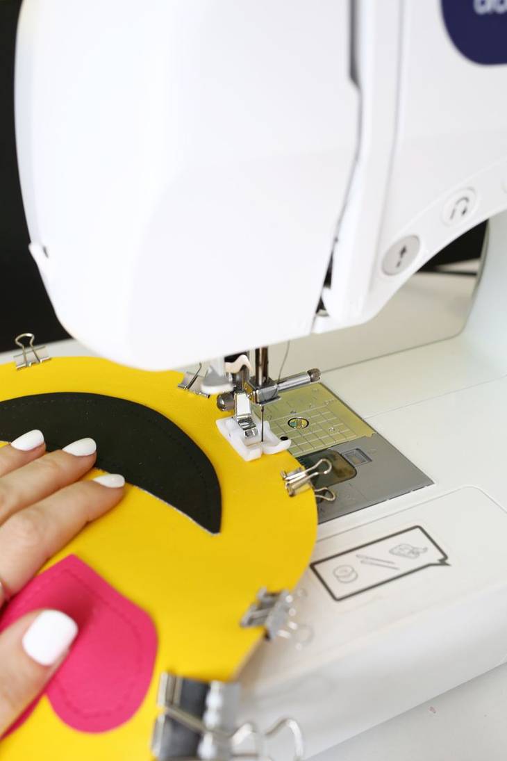 Pochette latex en forme d’émoticône