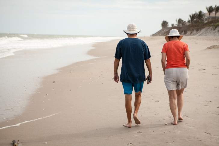 couple en vacances qui marche sur la plage