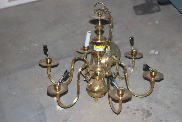 Transformer un vieux lustre en présentoir à gâteaux