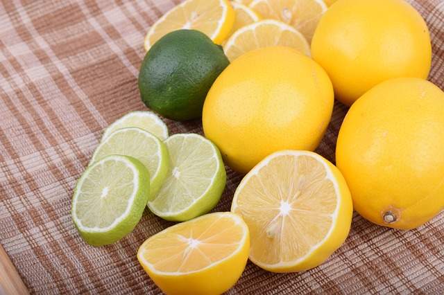 citrons et citrons verts entiers et coupés