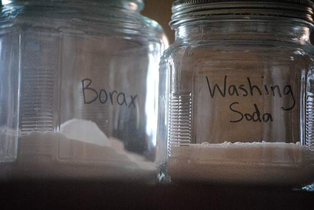 borax dans un bocal en verre