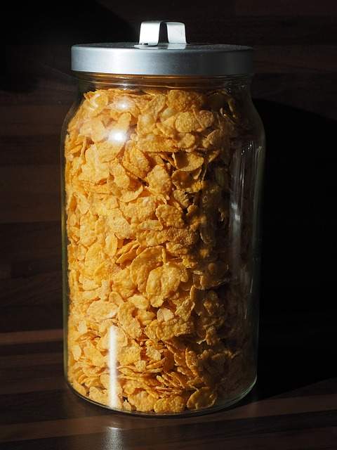 céréales du petit déjeuner cornflakes dans un grand bocal en verre