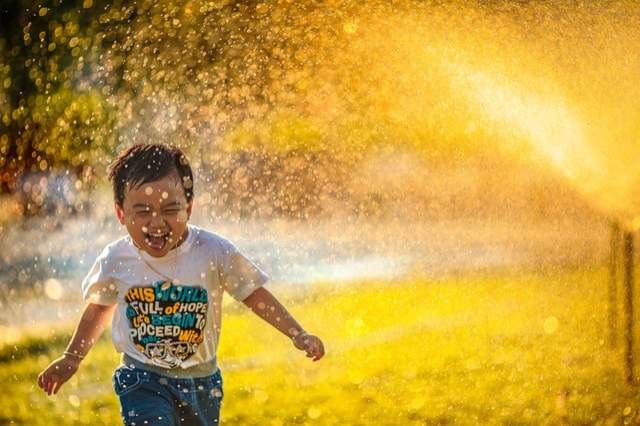enfant court sous l’eau