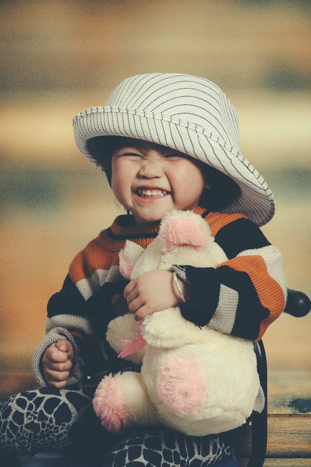 enfant portant un chapeau
