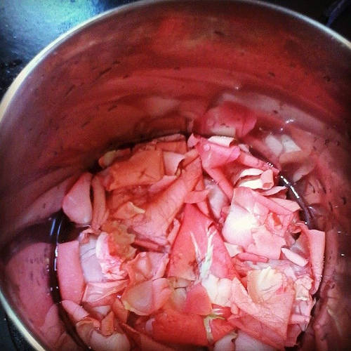 Eau de rose faite-maison