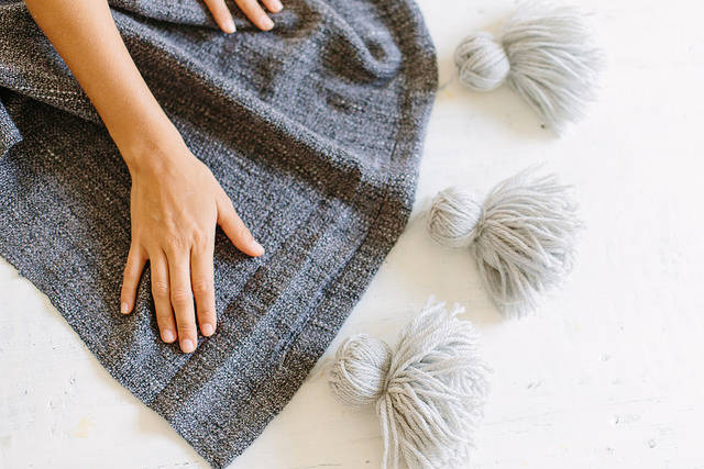 Relooker une couverture de pique-nique avec des pompons