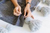 Relooker une couverture de pique-nique avec des pompons