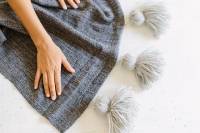 Relooker une couverture de pique-nique avec des pompons