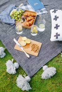 Relooker une couverture de pique-nique avec des pompons