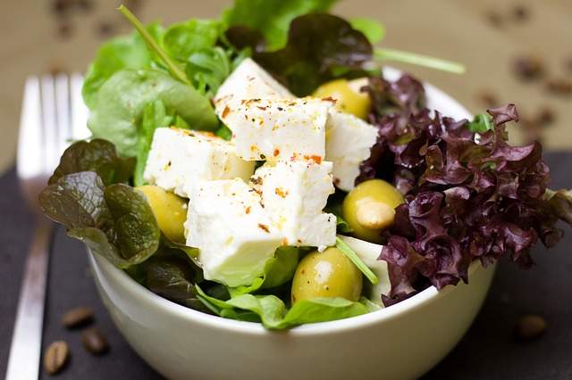 salade avec du fromage en cubes