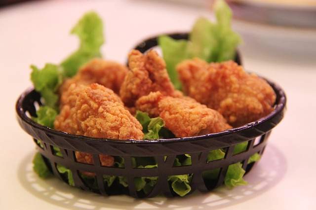 salade avec du poulet pané