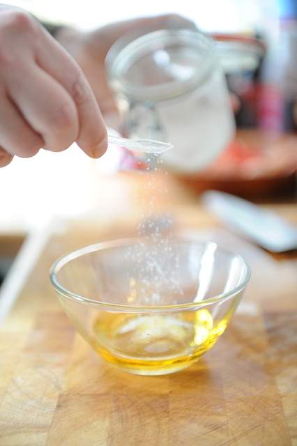 préparation d'une vinaigrette maison