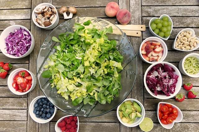 ingrédients pour la préparation d'une salade composée healthy