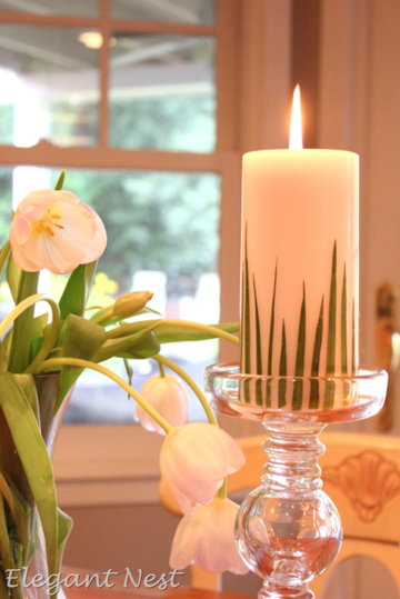 Bougies garnies avec de l'herbe