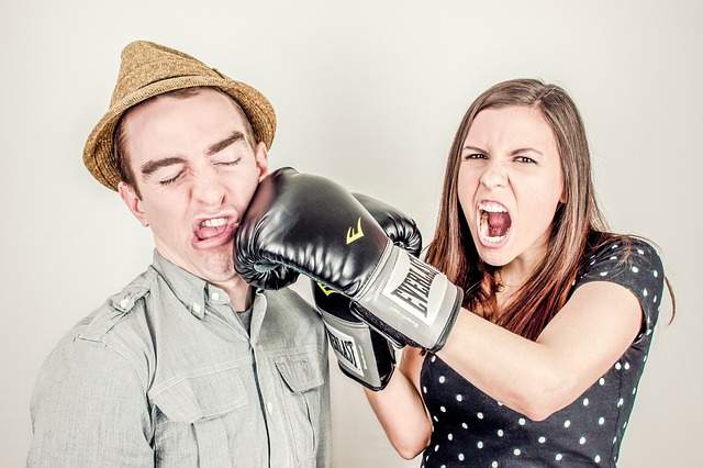 pardonner à son ex femme qui frappe un homme avec un gant de boxe