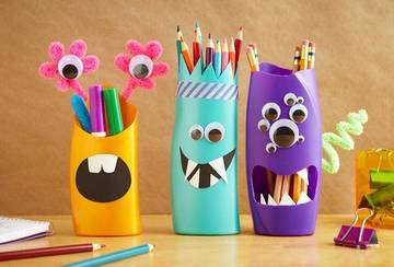 Pots à crayons monstres avec des bouteilles de shampoing