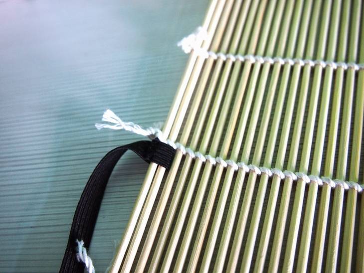 Transformer une natte de sushi en trousse pour pinceaux de maquillage
