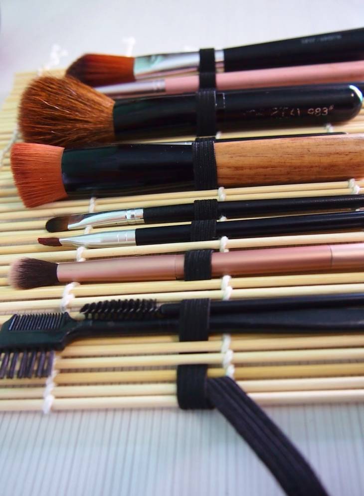 Transformer une natte de sushi en trousse pour pinceaux de maquillage