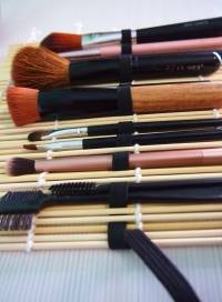 Transformer une natte de sushi en trousse pour pinceaux de maquillage
