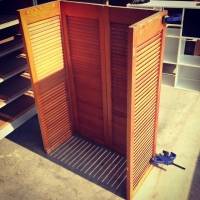 Meuble bibliothèque avec des volets de récup