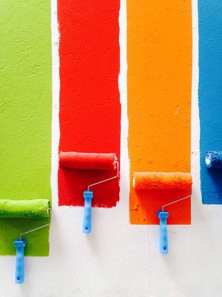 rouleaux de peinture verte rouge orange et bleue