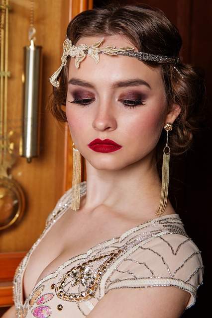 femme en tenue de soirée