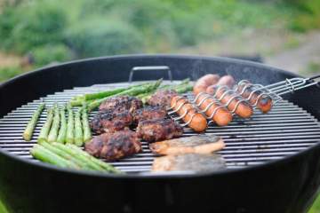 La différence entre le barbecue, le gril et le fumage
