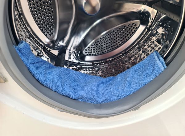 Placer une serviette sur le joint de la machine à laver
