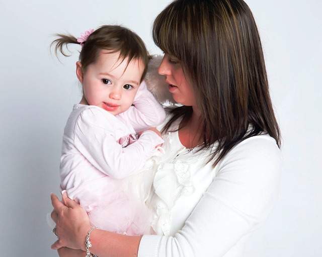 Maman tenant sa fille dans ces bras