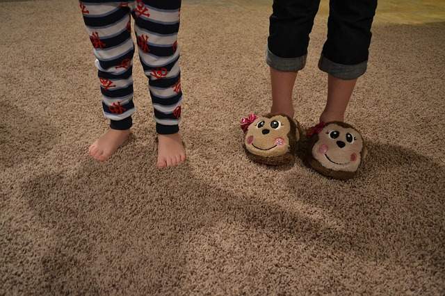 Pieds d'enfants en pyjamas