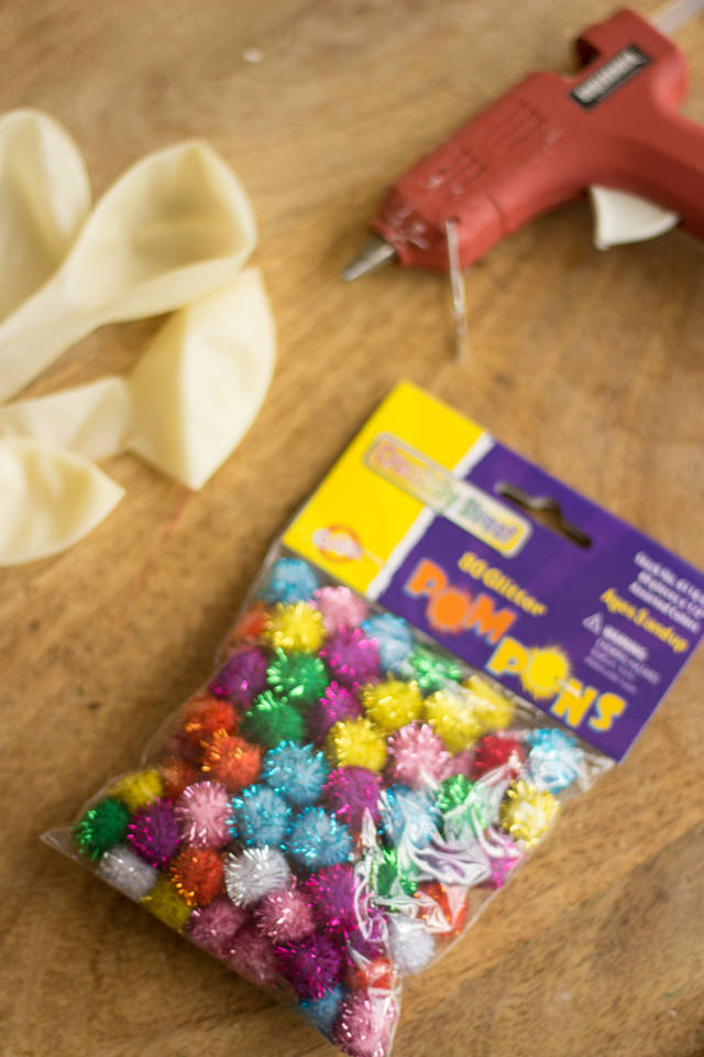 Décorer des ballons de baudruche avec des pompons