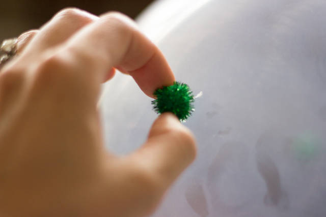 Décorer des ballons de baudruche avec des pompons