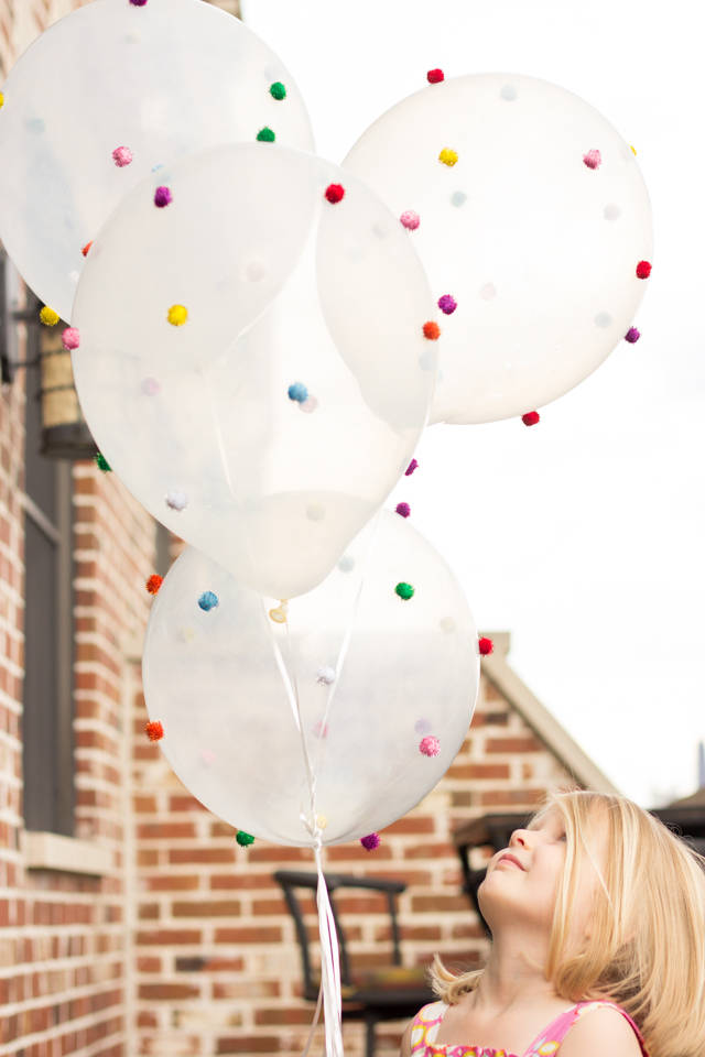 Décorer des ballons de baudruche avec des pompons